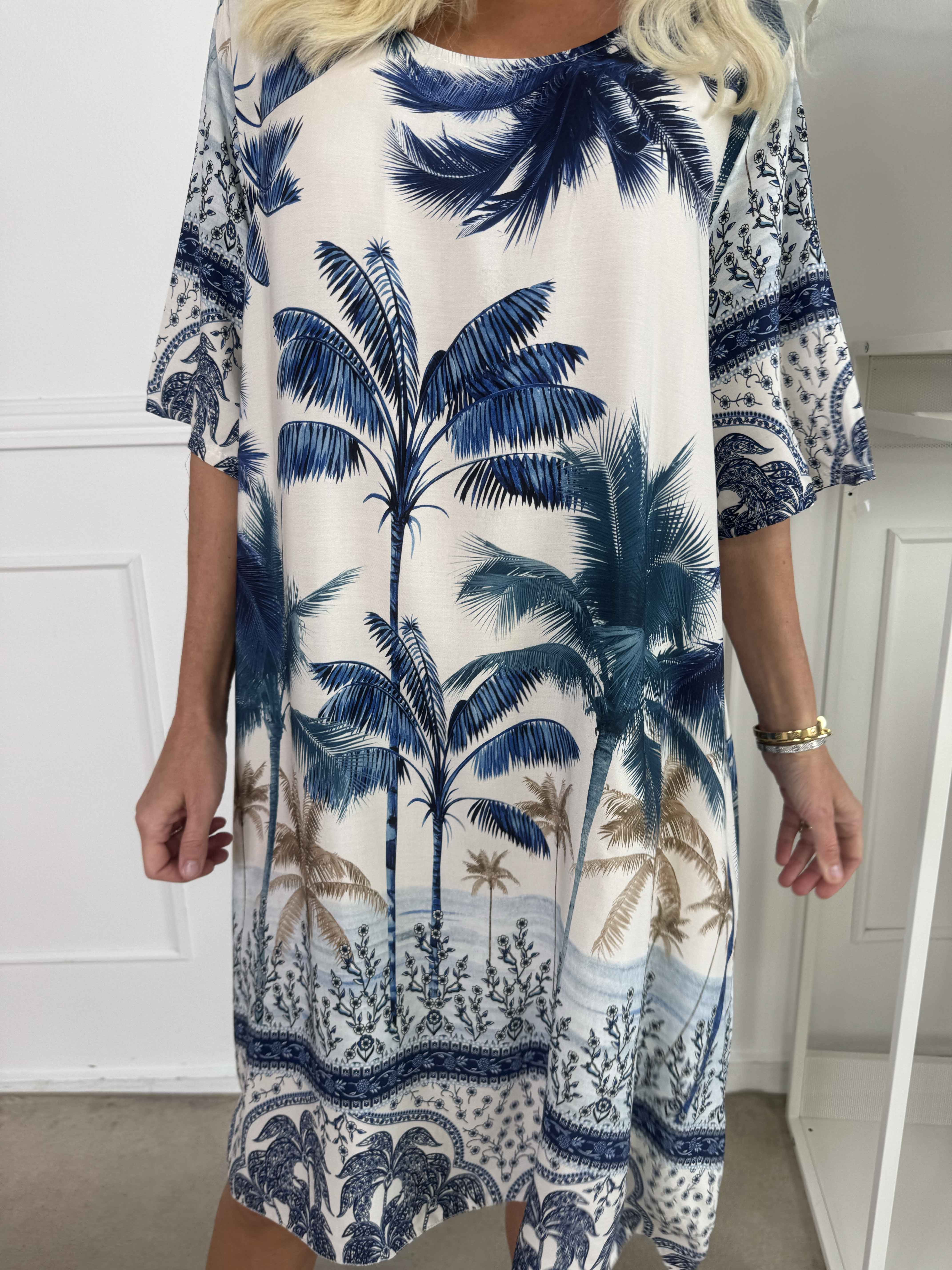 Julia - Sommarklänning med palmer och mönster